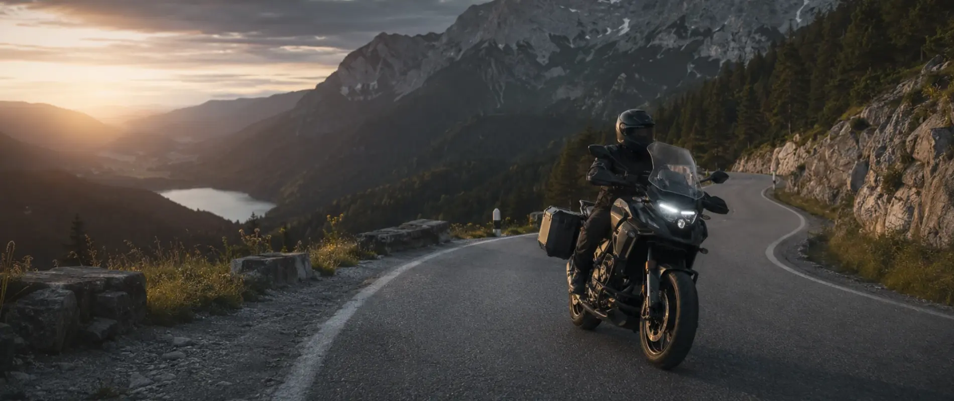 Motorradfahrt durch eine alpine Berglandschaft