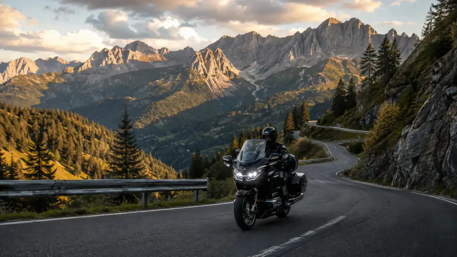 Motorrad auf einer Straße in den Bayerischen Alpen