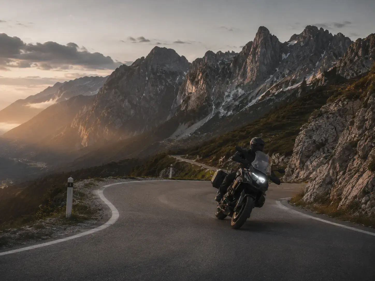 Kurvenreiche Straße in den Bayerischen Alpen